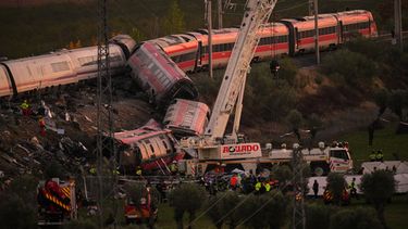 Trabajadores de emergencia trabajan en el lugar donde chocaron dos trenes en Urda, España, el miércoles 28 de octubre de 2026. (AP Foto/Manu Fernández)