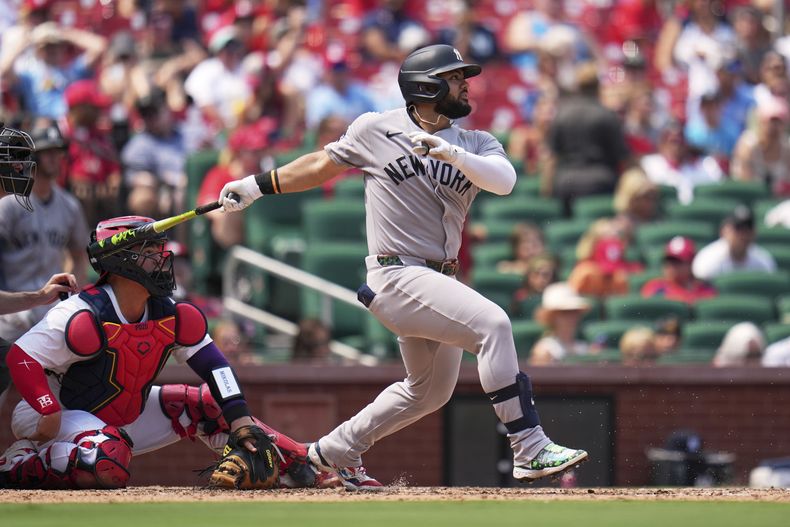 Jasson Dominguez, de los Yankees de Nueva York, sigue con la mirada el sencillo productor de una carrera durante la cuarta entrada del juego de béisbol frente a los Cardenales de San Luis el domingo 17 de agosto de 2025, en San Luis. (AP Foto/Jeff Roberson)