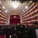 El público llega a la función inaugural de temporada en el teatro La Scala de Don Carlo de Giuseppe Verdi en Italia el jueves 7 de diciembre de 2023. El reconocimiento de la ópera lírica italiana como Patrimonio Cultural Inmaterial de la Humanidad será exaltado el jueves con el estreno de “Don Carlo”. (Foto AP/Luca Bruno)