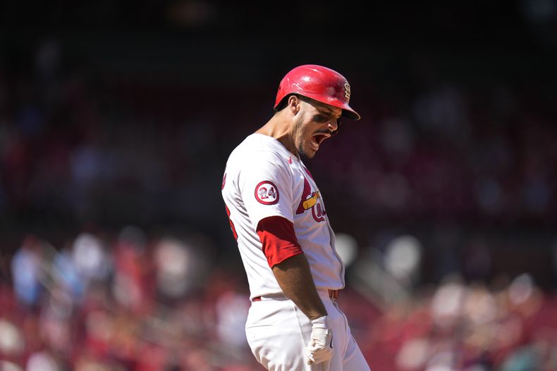 Nolan Arenado de los Cardenales de San Luis celebra su sencillo remolcador en la séptima entrada del juego ante los Cerveceros de Milwaukee el jueves 22 de agosto del 2024. (AP Foto/Jeff Roberson)