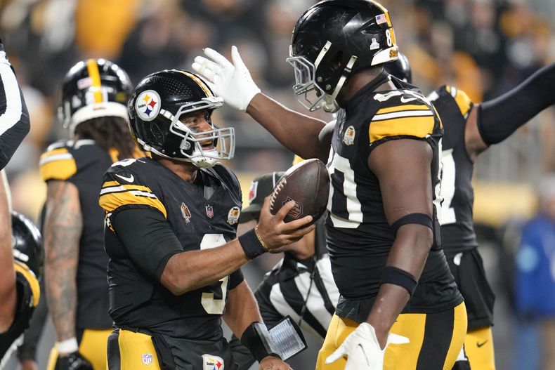 Russell Wilson (3), quarterback de los Steelers de Pittsburgh, celebra su touchdown en la segunda mitad del juego de la NFL en contra de los Jets de Nueva York, el domingo 20 de octubre de 2024, en Pittsburgh. (AP Foto/Gene J. Puskar)