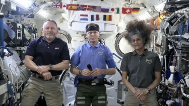 En la imagen, tomada de un video publicado por la NASA, aparecen, de izquierda a derecha, Butch Wilmore, Nick Hague y Suni Williams en una conferencia de prensa, el martes 4 de marzo de 2025. (NASA vía AP)