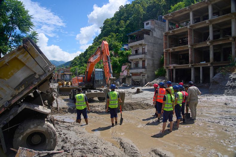 Cuadrillas de obreros despejan escombros tras las inundaciones en el distrito Nuwakot de Nepal el 27 de agosto del 2026. (AP foto/Niranjan Shrestha)