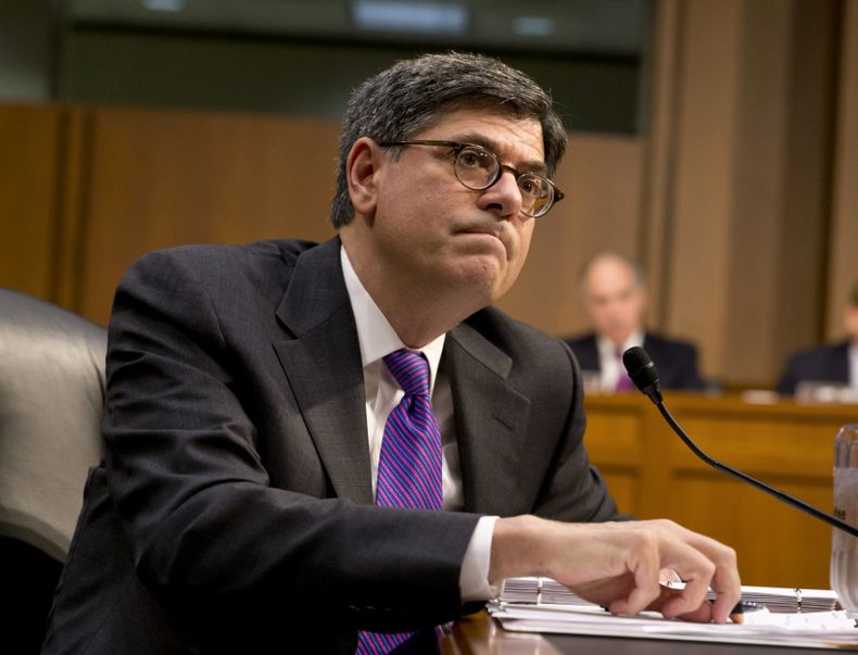 Foto del 10 de octubre del 2013 del secretario del Tesoro estadounidense, Jacob Lew, ante La Comisi&oacute;n de Finanzas del Senado en el Capitolio de Washington para pedir al Congreso la reapertura del gobierno y la derogaci&oacute;n del tope de endeudam
