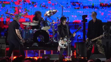Joan Jett (segunda por la derecha), actúa junto a (de izquierda a derecha) Pat Smear, Dave Grohl y Krist Novoselic, de Nirvana, durante el concierto benéfico FireAid, el 30 de enero de 2025, en The Forum, en Inglewood, California. (AP Foto/Chris Pizzello)