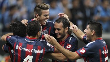americateve | Julio Buffarini (arriba), del San Lorenzo de Argentina, festeja con sus compa&ntilde;eros tras vencer a Gremio de Brasil en la tanda de penales, en los cuartos de final de la Copa Libertadores, el mi&eacute;rcoles 30 de abril de 2014, en Porto Alegre (AP