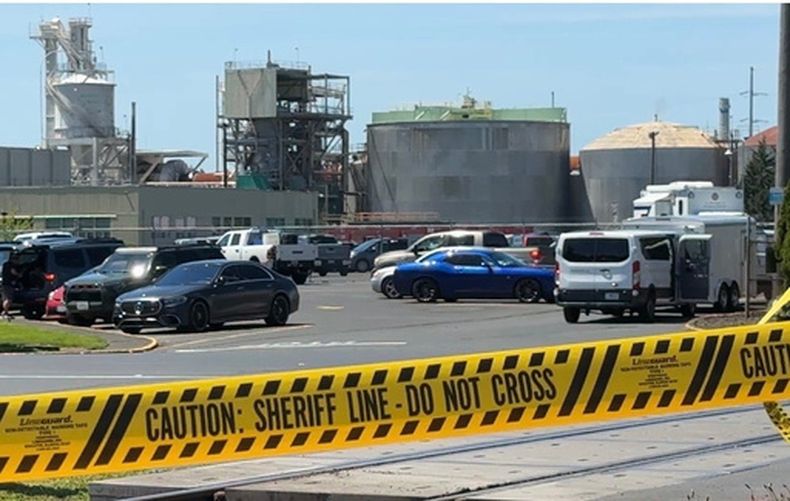 ARCHIVO – Un cerco policial, el 27 de mayo de 2026, fuera de la fábrica de papel de Longview, Washington, donde ocurrió una falla mortal de un tanque que almacenaba un producto químico. (AP Foto/Claire Rush, Archivo)
