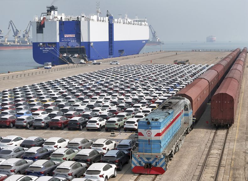 Un grupo de carros para exportación en el puerto de Yantai, en la provincia de Shandong, China, el 3 de marzo de 2024. (Chinatopix via AP)