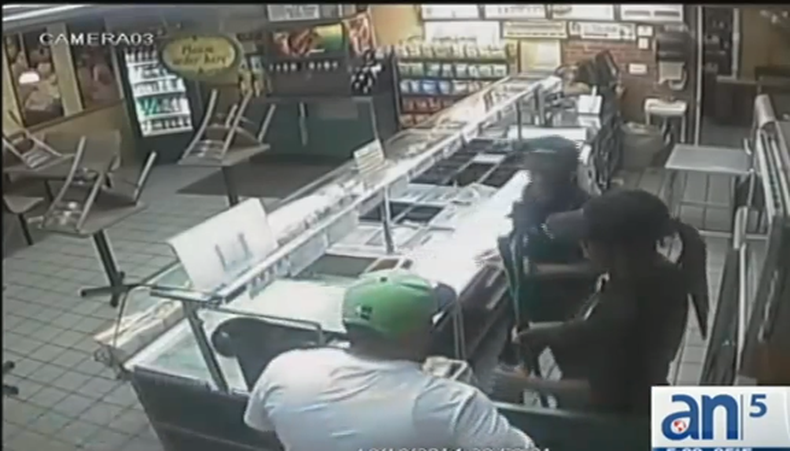 Buscan a un hombre que es sospechoso de robar en múltiples establecimientos esta última vez en un restaurante Subway de North Miami.