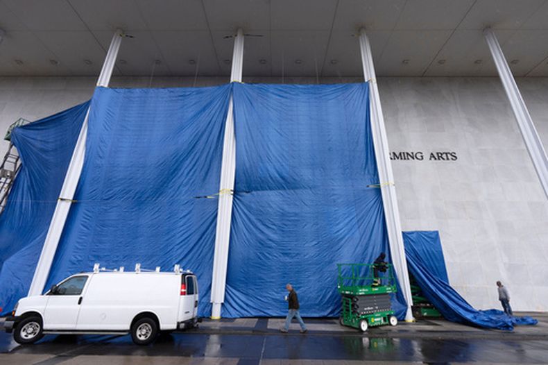 Lonas colocadas frente al nombre del Centro Kennedy el viernes 19 de diciembre de 2025, en Washington. (Foto AP /Mark Schiefelbein)