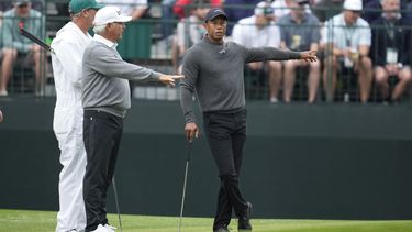 Tiger Woods platica con Fred Couples en el hoyo cuatro durante una práctica antes del Masters en Augusta National el martes 9 de abril del 2024. (AP Foto/Ashley Landis)