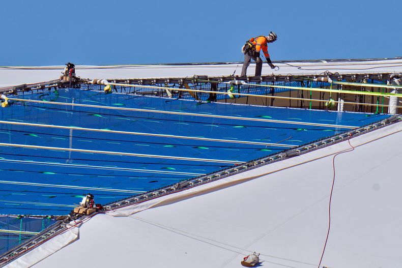 Una cuadrilla de trabajadores sigue reparando los paneles del techo del Tropicana Field, el 3 de noviembre de 2025, en St. Petersburg, Florida (AP Foto/Chris OMeara)