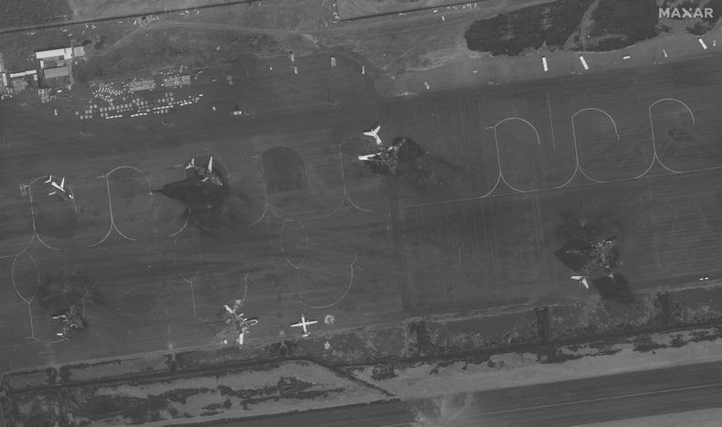 Esta imagen satelital, proporcionada por Maxar Technologies, muestra aviones destruidos en la pista del Aeropuerto Internacional de Saná, en la capital de Yemen, el 7 de mayo de 2025, tras un ataque israelí en la vispera. (Maxar Technologies vía AP)