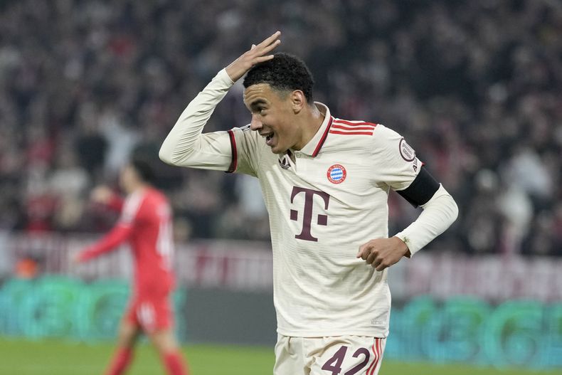 Jamal Musiala celebra tras marcar el primer gol del Bayern Múnich ante Benfica en el partido de la Liga de Campeones, el miércoles 6 de noviembre de 2024. (AP Foto/Matthias Schrader)