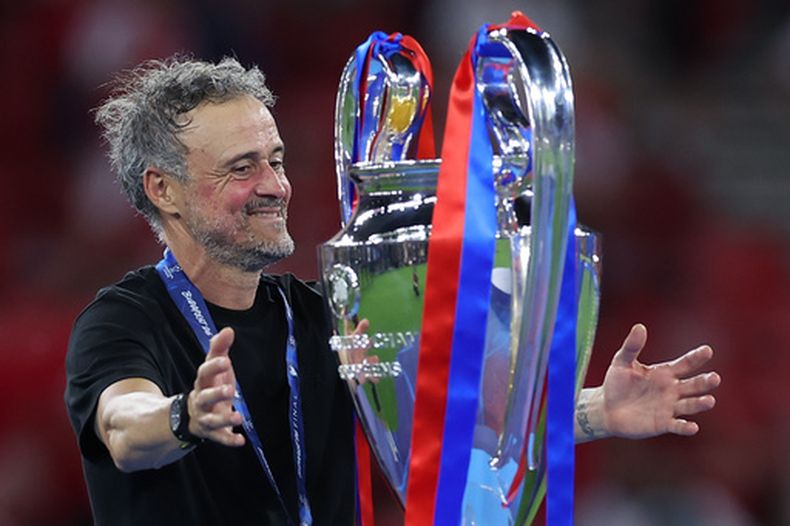 ARCHIVO - El director técnico del PSG, Luis Enrique, celebra después del partido de final de fútbol de la Liga de Campeones entre el París Saint-Germain y el Arsenal en Budapest, Hungría, el sábado 30 de mayo de 2026. (Foto AP/Armin Durgut, Archivo)