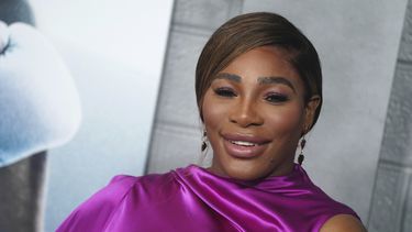 ARCHIVO - Serena Williams llega al estreno de Creed III el 27 de febrero de 2023, en el teatro chino TCL Chinese Theatre en Los Angeles. Serena Williams será honrada con el premio Ícono de la Moda en los premios del Consejo de Diseñadores de Moda de Estados Unidos (CFDA por sus siglas en inglés) por su carrera y contribuciones a la moda estadounidense el 6 de noviembre de 2023. (Foto Jordan Strauss/Invision/AP, archivo)