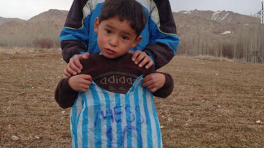 el es el nino de la camiseta de plastico de messi