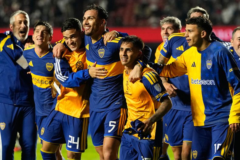 Los jugadores de Boca Juniors celebran tras conseguir el pase a las semifinales de la Copa Sudamericana tras eliminar a Sao Paulo, el martes 15 de septiembre de 2026, en Sao Paulo. (AP Foto/Andre Penner)