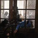 Estudiantes del Campamento de Solidaridad con Gaza bloquean la entrada del edificio Hamilton Hall de la Universidad de Columbia tras tomarlo, el 30 de abril de 2024, en Nueva York. (Marco Postigo Storel vía AP, Archivo)