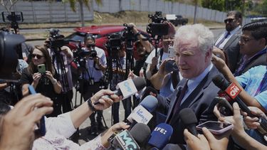 El senador estadounidense Chris Van Hollen habla con la prensa el miércoles 16 de abril de 2025 en La Libertad, El Salvador, a donde llegó con relación a la situación de Kilmar Ábrego García, un salvadoreño que vivía en Maryland hasta que el gobierno del presidente estadounidense Donald Trump lo deportó a El Salvador. (AP Foto/Salvador Meléndez)