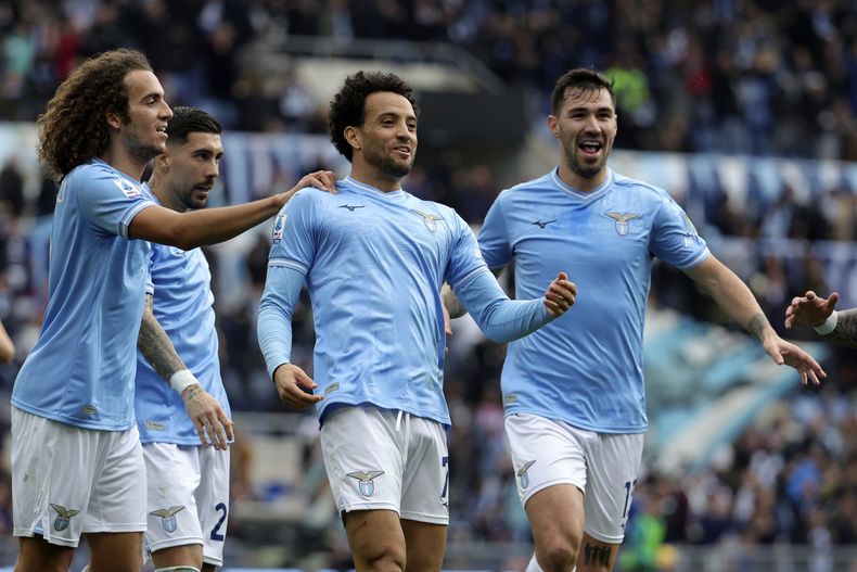 Felipe Anderson (centro) celebra tras anotar un gol para Lazio en la victoria 1-0 ante Lecce en la Serie A italiana, el domingo 14 de enero de 2023, en Roma. (Alessandro Garofalo/LaPresse vía AP)