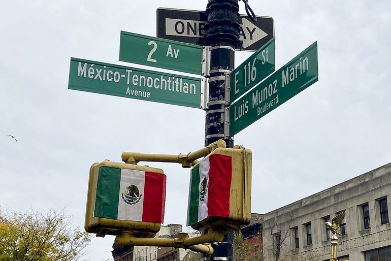 Canciller de México desvela calle mexicana en NY