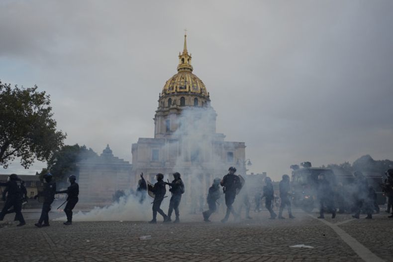 La policía encara a manifestantes en una protesta por el financiamiento escolar en Francia, el martes 13 de octubre de 2026, en París. (AP Foto/Thibault Camus)