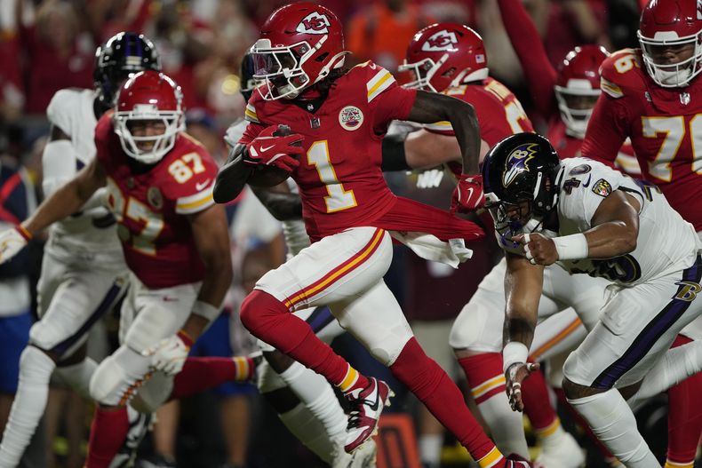 El receptor de los Chiefs de Kansas City Xavier Worthy anota frente al linebacker de los Ravens de Baltimore Malik Harrison en el encuentro de la NFL del jueves 5 de septiembre del 2024. (AP Foto/Charlie Riedel)