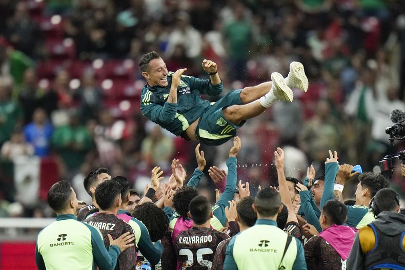 Andrés Guardado, jugador retirado de la selección mexicana, es lanzado por los aires por sus compañeros tras un partido amistoso ante Estados Unidos en Guadalajara, el martes 15 de octubre de 2024 (AP Foto/Eduardo Verdugo)