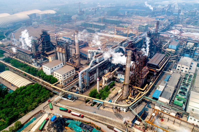 Una imagen de la base de producción del fabricante de acero chino Jinye Group en Pingshan, en la provincia norteña china de Hebei, el 6 de mayo de 2020. (Chinatopix via AP)