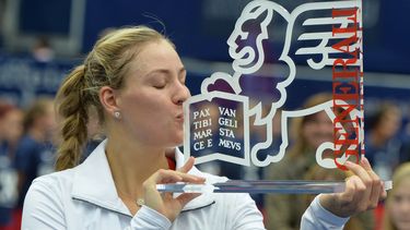 americateve | La alemana Angelique Kerber besa el trofeo que gan&oacute; al derrotar a la serbia Ana Ivanovic en el torneo General Ladies en Linz, Austria, el 13 de octubre del 2013 (AP Foto/Kerstin Joensson)