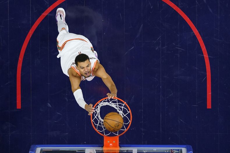 El francés Victor Wembanyama, de los Spurs de San Antonio, realiza una clavada en el partido ante los 76ers de Filadelfia, el lunes 22 de enero de 2024 (AP Foto/Matt Slocum)