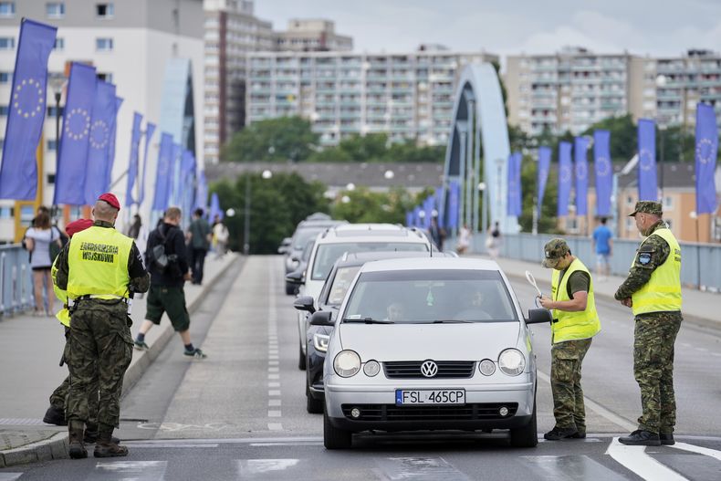 La policía polaca de fronteras comprueba vehículos en un paso con Alemania en Slubice, Polonia, el lunes 7 de julio de 2025. (AP Foto/Ebrahim Noroozi)