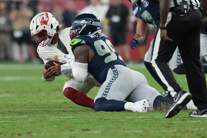 El defensive end Leonard Williams (99), de los Seahawks de Seattle, captura al quarterback Kyler Murray, de los Cardinals de Arizona, durante la primera mitad del partido de la NFL del jueves 25 de septiembre de 2025, en Glendale, Arizona. (AP Foto/Rick Scuteri)