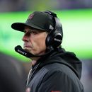 ARCHIVO - Kyle Shanahan, entrenador en jefe de los 49ers de San Francisco, observa el campo durante la segunda mitad del juego divisional de la NFL en contra de los Seahawks de Seattle, el 17 de enero de 2026, en Seattle. (AP Foto/John Froschauer, Archivo)