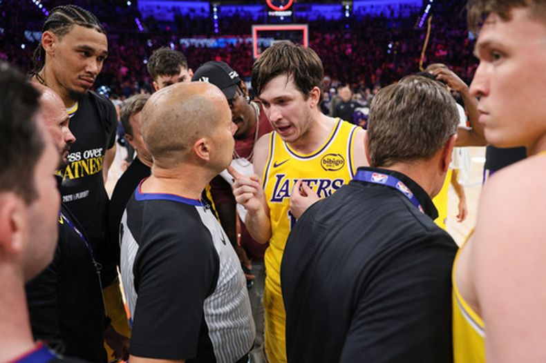 Austin Reaves (centro derecha) de los Lakers de Los Ángeles discute con el árbitro John Goble (centro a la izquierda) tras la derrota ante el Thunder de Oklahoma en los playoffs de la NBA, el jueves 7 de mayo de 2026, en Oklahoma City. (AP Foto/Nate Billings)