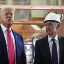 El presidente de Estados Unidos, Donald Trump, habla mientras el presidente de la Reserva Federal, Jerome Powell, escucha, en una visita a la sede del organismo, el jueves 24 de julio de 2025, en Washington. (AP Foto/Julia Demaree Nikhinson)