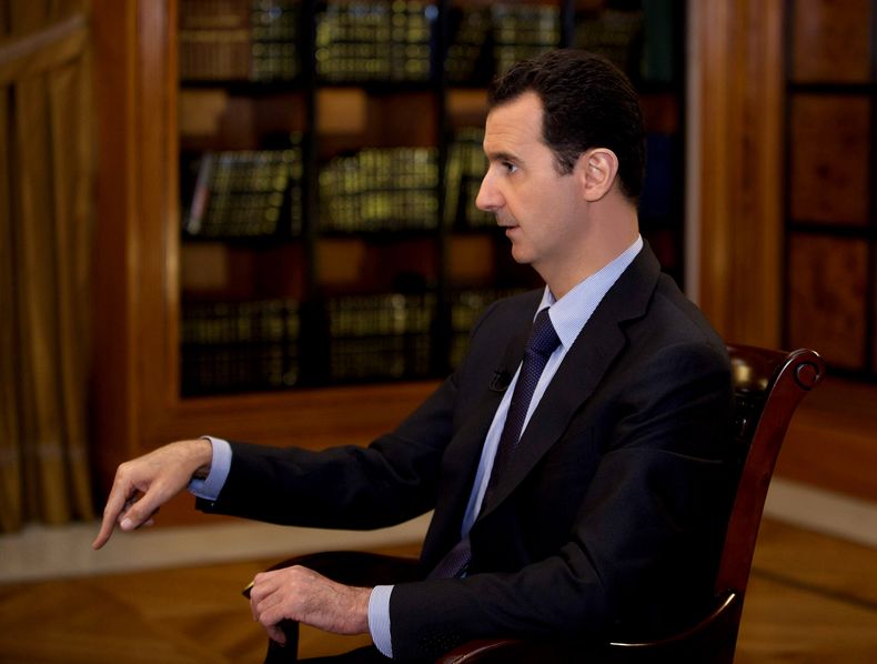 En esta foto de la agencia noticiosa oficial siria SANA y cuya autenticidad ha sido verificada sobre la base de su contenido y otros reportes de la AP, el presidente sirio Bashar Assad habla durante una entrevista con la televisora libanesa , el lunes 21