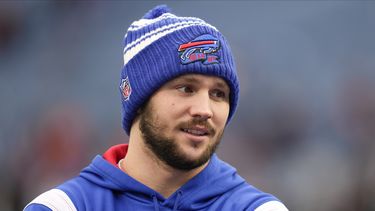ARCHIVO - El quarterback de los Bills de Buffalo, Josh Allen, conversa con el quarterback de los Bengals de Cincinnati, Joe Burrow, antes de su partido de ronda divisional de la NFL en Orchard Park, Nueva York, el domingo 22 de enero de 2023. (AP Foto/Seth Wenig, Archivo)