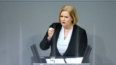 ARCHIVO - La ministra alemana del Interior, Nancy Faeser, habla durante una sesión del parlamento alemán, el Bundestag, en Berlín, el 31 de enero de 2025. (AP Foto/Ebrahim Noroozi, Archivo)