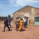 Personas que fueron secuestradas durante un servicio religioso en noviembre del 2024 salen de un encuentro en una iglesia en Kaduna, Nigeria, el 6 de noviembre del 2025. (AP foto/Sunday Alamba)