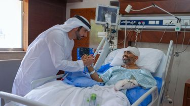 En esta imagen publicada por la Oficina de Medios del gobierno de Dubái, el príncipe heredero de Dubái, el jeque Hamdan bin Mohammed bin Rashid Al Maktoum, a la izquierda, visita al piloto indio herido de Flydubai Smit Machchhar en un hospital de Abu Dabi, Emiratos Árabes Unidos, el viernes 2 de octubre de 2026. (Oficina de Medios del gobierno de Dubái via AP)