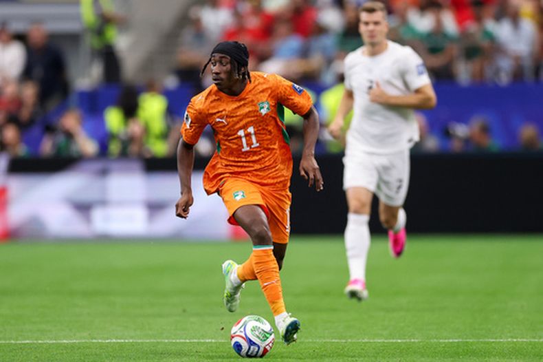 FILE - Yan Diomande (11), de Costa de Marfil, conduce el balón durante el partido de fútbol de los dieciseisavos de final del Mundial entre Costa de Marfil y Noruega en Arlington, Texas, el 30 de junio de 2026. (Foto AP/Sam Hodde, Archivo)