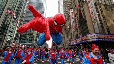Manipuladores de globos guían el globo de Spider Man cerca del Radio City Music Hall durante el Desfile del Día de Acción de Gracias de Macys, el jueves 27 de noviembre de 2025, en Nueva York. (Foto AP/Eduardo Munoz Alvarez)