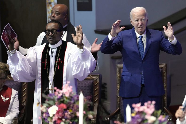 El presidente Joe Biden, a la derecha, y el pastor J. Louis Felton rezan en un servicio religioso en la iglesia de Dios en Cristo de Mount Airy, el domingo 7 de julio de 2024, en Filadelfia. (AP Foto/Manuel Balce Ceneta)