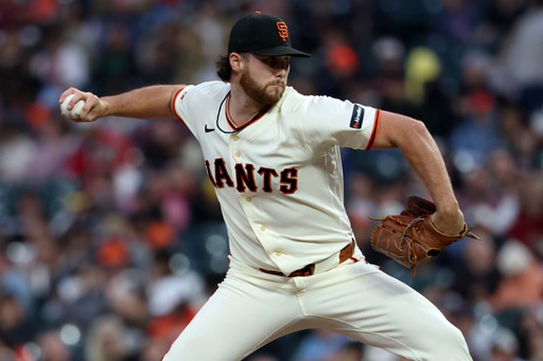 Landen Roupp, de los Gigantes de San Francisco, hace un lanzamiento en el duelo ante los Diamondbacks de Arizona, el jueves 27 de agosto de 2026 (AP Foto/Jed Jacobsohn)