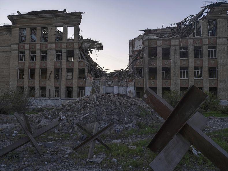 Esta imagen --proporcionada por el servicio de prensa de la 93ra Brigada Mecanizada Independiente de Kholodnyi Yar-- muestra una zona en ruinas en el centro de la ciudad de Kostyantynivka, donde se han producido intensas batallas con fuerzas rusas, el sábado 19 de abril de 2025, en la región de Donetsk, Ucrania. (Iryna Rybakova/93ra Brigada mecanizada ucraniana via AP)