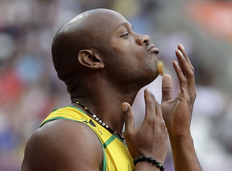 El corredor jamaiquino Asafa Powell se prepara para correr los 100 metros en los Juegos Ol&iacute;mpicos de Londres el 4 de agosto de 2012. (AP Photo/Matt Slocum, File)