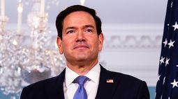 El secretario de Estado Marco Rubio llega con la ministra de Asuntos Exteriores austriaca Beate Meinl-Reisinger, a la Sala del Tratado del Departamento de Estado, el 11 de agosto de 2026, en Washington. (Foto AP/Tierney L. Cross)