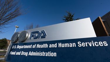 ARCHIVO - Esta imagen muestra el rótulo de las oficinas de la Administración de Medicamentos y Alimentos de Estados Unidos (FDA, por sus siglas en inglés), el 10 de diciembre de 2020, en Silver Spring, Maryland. (Foto AP/Manuel Balce Ceneta, Archivo)